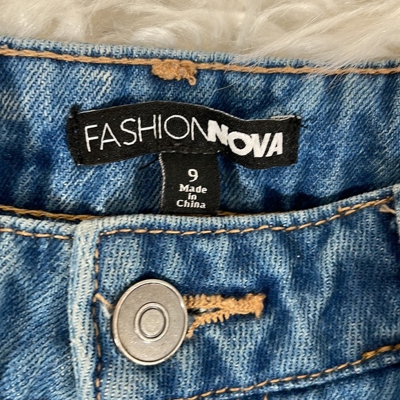 FASHION NOVA Frayed Raw Hem High Waisted Front Zipper Denim Jean Shorts 9 - Picture 4 of 6